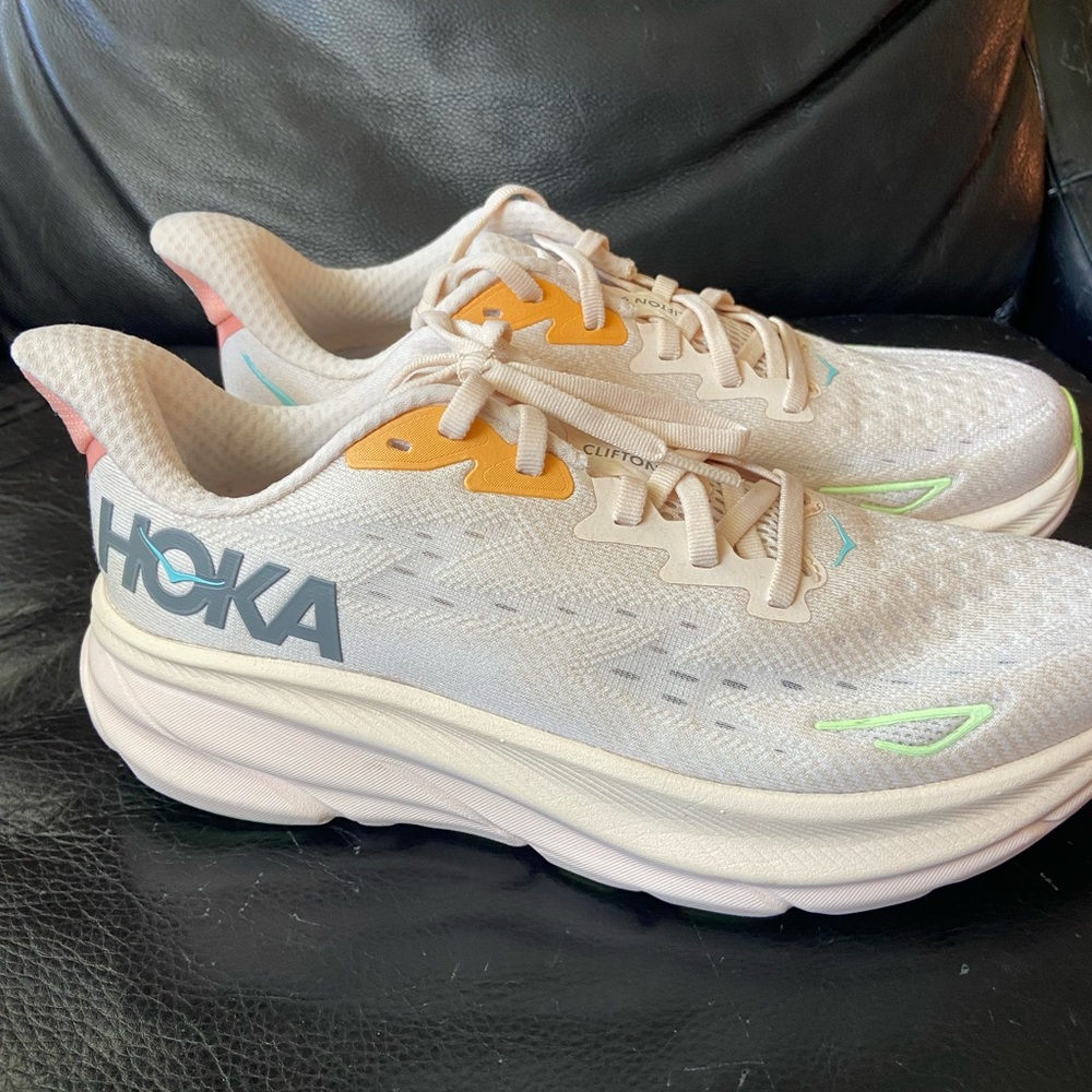 Hoka Clifton 9 running shoes
*Gently Used dirty on bottom of shoe